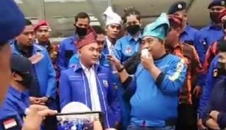 Haris Pertama Pasangkan Baju KNPI Riau Kepada Pemuda Demo Dipelantikan