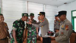 HUT Ke-80 TNI, Polsek Kampar Kiri Hilir Berikan Surprise ke Pos Ramil