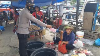 Personil Polsek Sukajadi Bagikan Masker Gratis ke Pedagang dan Pengunjung Pasar Cik Puan