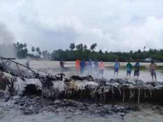 Satu unit speed bot BPBD daik lingga terbakar sepulang mengantar pasien covid-19