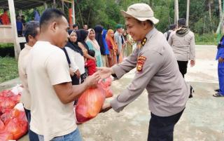 Polda Riau Gelar Green Policing 17 Desa Terima Sembako, Pemeriksaan Kesehatan