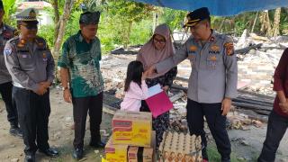 Kapolsek Siak Hulu Salurkan Bansos untuk Korban Kebakaran Rumah, Berupa Sembako dan Uang Tunai