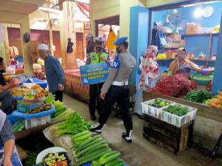 Anggota Polres Kampar Berikan Himbauan dan Pendisiplinan Protokol Kesehatan di Pasar Tradisional