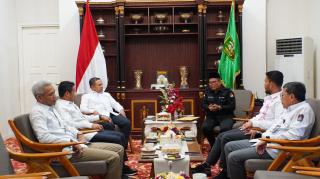 KPU RIAU RESMI KEMBALIKAN SISA DANA HIBAH PILKADA RIAU TAHUN 2024