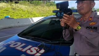 Jelang Arus Balik Ditlantas Polda Riau Awasi Batas Kecepatan Gunakan Speed Gun