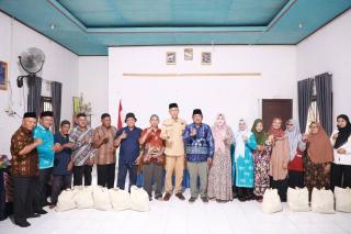 Pemkab Tanjab Barat Salurkan Bantuan Sembako di Kecamatan Betara