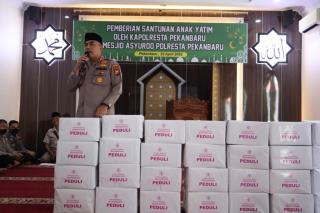 Jumat berbagi - Kapolresta Pekanbaru berikan Santunan Anak Yatim