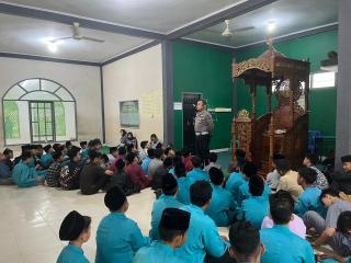 Polres Kampar Sosialisasikan Etika Tertib Berlalu Lintas di Pondok Pesantren MTI Tanjung Berulak
