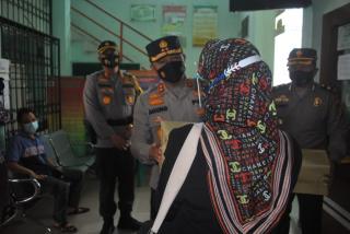 Kapolda Riau Memberikan Penghargaan Bagi Para Lansia yang Mau Bekerjasama Dalam Memutus Mata Rantai 