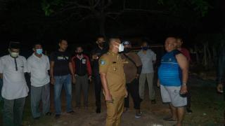 Malam Hari Didampingi Kadis PU dan Camat Wabub Lingga Neko Wesha pawelloy Cek Jalan yang rusak.