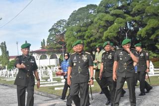 JELANG HARI JUANG TNI AD KOREM 031/WIRABIMA GELAR ZIARAH DI TAMAN MAKAM PAHLAWAN.