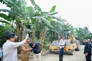 Bupati Inhil Tinjau Pemeliharaan Rutin Jalan Lintas Utara Sungai Gergaji Kec. Keritang