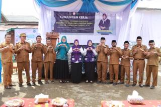 Ketua Tim Pembina Posyandu Tanjab Barat Hj. Fadhilah Sadat, S.H., Dorong Transformasi Posyandu 6 SPM