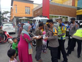 Kapolres Kampar Bersama PJU Bagi-bagi Takjil dan Masker untuk Masyarakat di Kota Bangkinang