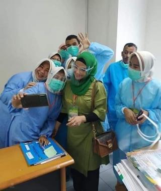 Test Kesehatan,Iyeth Bustami Jadi Rebutan Swafoto Suster dan Pasien