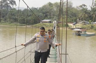 Jalan Kaki Melintasi Jembatan Gantung, Kapolres Kampar Cek Kesiapan Lokasi Ekspedisi Merah Putih Pre