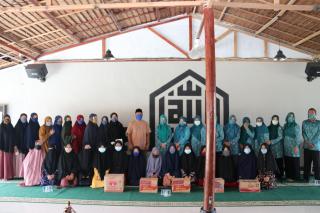 Hj Herawati Syahrial Berikan Bantuan Sembako Ke Pesantren Bequranic