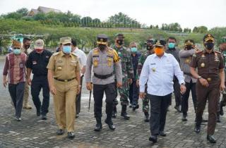 Pastikan Pilkada Berjalan Aman Damai Dan Patuhi Prokes, Kapolda Riau Bersama Forkopimda Lakukan Peni