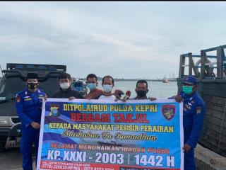 Dirpolairud Polda Kepri Bagi 200 Taqjil Kepada Masyarakat Pesisir dan Pengguna Angkutan Air