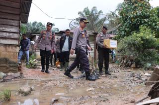 Kapolres Kampar Tinjau Lokasi Banjir di Desa Sukaramai dan Salurkan Bantuan