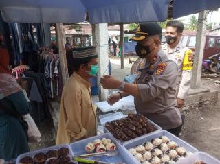 Kapolsek Tapung Pimpin Pendisiplinan Protkes dan Bagikan Masker di Pasar Muara Mahat Baru