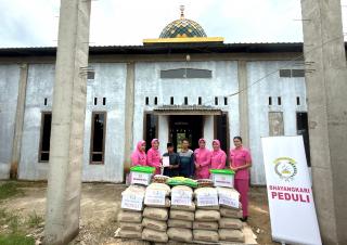 Sentuhan Nyata Bhayangkari Tapung Hulu Dukung Pembangunan Masjid Ar-Rayhan