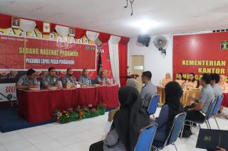 SIDANG PRANIKAH, PEGAWAI PALING SENIOR BERI NASEHAT KEPADA CALON PENGANTEN