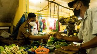 Mengecek Harga dan kebutuhan pokok Wabub Lingga Neko Wesha pawelloy:Giat ke Pasar Dabo