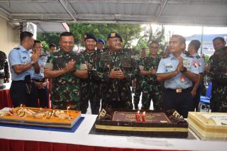Danrem 031/Wira Bima Berikan Surprise kepada Dansat Brimob Polda Riau dalam Rangka HUT Brimob ke-79.