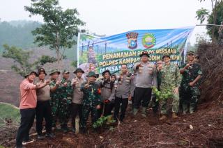 Pulihkan Hutan yang Terluka: Sinergi Polri–TNI Tanam 300 Pohon di Desa Sungai Sarik Kampar Kiri