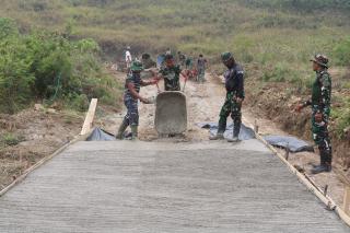 Kebut Pembangunan, Pengecoran Jalan TMMD ke-130 Kodim 0309/Solok di Simpang Gando Capai 130 Meter