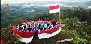 Peringati Sumpah Pemuda, Polres Kampar Gandeng KNPI Kibarkan Merah Putih Di Puncak Ranah