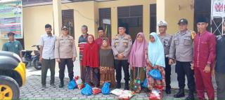 Jumat Barokah, Polsek Siak Hulu Berikan Bansos Kepada 10 Warga Kurang Mampu