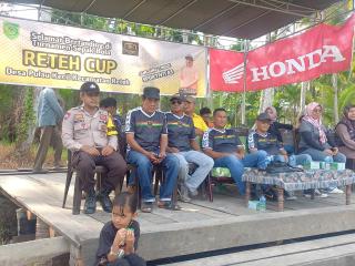 Personel Polsek Reteh Bersinergi Amankan Pembukaan Turnamen Sepak Bola Reteh Cup 2024