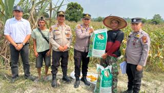 Kapolsek Tambang Serahkan Bantuan Pupuk Pada Kelompok Tani Dalam Rangka Swasembada Pangan