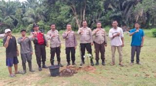 Jajaran Polres Dumai Lakukan Penanaman Bibit Pohon Secara Serentak.