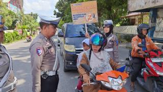 TIM COOLING SYSTEM DITLANTAS POLDA RIAU AJAK PENGENDARA SUKSESKAN PILKADA RIAU