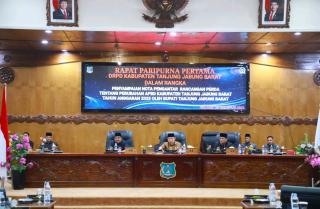 Bupati Tanjab Barat Sampaikan Nota Pengantar Ranperda Perubahan APBD Tahun 2025