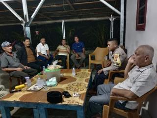 Hingga Malam, Bhabinkamtibmas di Perhentian Raja ini Masih Sambangi Warganya