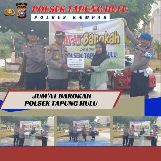 Jum,at Barokah,Kapolsek Serahkan Bansos Kepada 2 THL Polsek Tapung Hulu