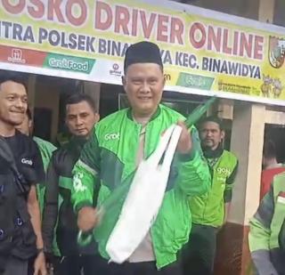 Usai Santuni Anak Yatim, Nasirwan S.H, Kapolsek Binawidya Resmikan Posko Ojek Online