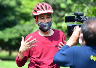 Sambil Berolahraga,Presiden Sampaikan Hasil Uji Swabnya