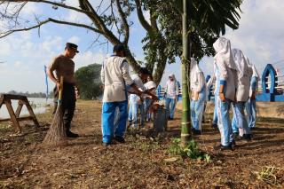 Peduli lingkungan, Polres Inhu bersihkan sampah Serentak di Rengat