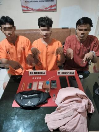 Sat Resnarkoba Polres Kampar Ringkus Tiga Pengedar Sabu di Bangkinang, 0,94 Gram Sabu Diamankan!