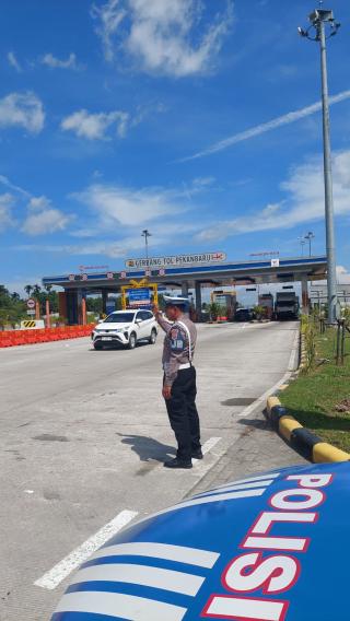 TEKAN FATALITAS DI JALAN TOL PERSONEL SAT PJR GENCAR LAKSANAKAN PATROLI SAMBANG