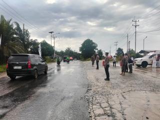 Personel Posyan KM 100 XIII Koto Kampar Sigap Atur Lalu Lintas, Pastikan Perjalanan Pemudik Lancar d