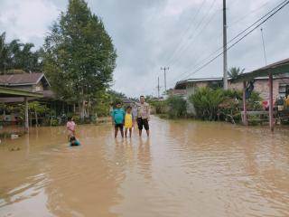 Banjir Mulai Naik di Desa Sahilan Darussalam, Bhabinkamtibmas Himbau Warga Waspada!