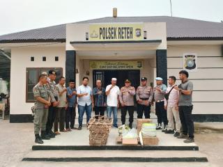 Peduli Karhutla, Kerukunan Keluarga Sulawesi Selatan Reteh Serahkan Bantuan Peralatan Pemadam kepada