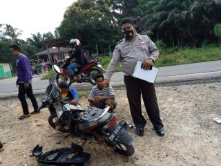 Pecah Ban Depan Lalu Hilang Kendali, Mobil Datsun Tabrak Motor di Wilayah Batu Langka Kuok