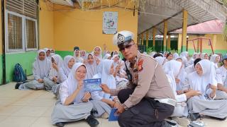 Ditlantas Polda Riau Gelar Police Goes to School & Green Policing di SMAN 12 Pekanbaru